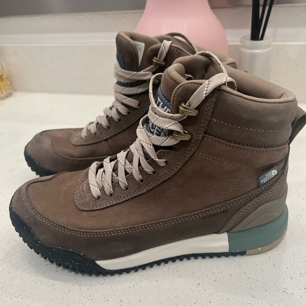 *SOLD* The North Face Back to Berkeley Hybrid Hiking Boot